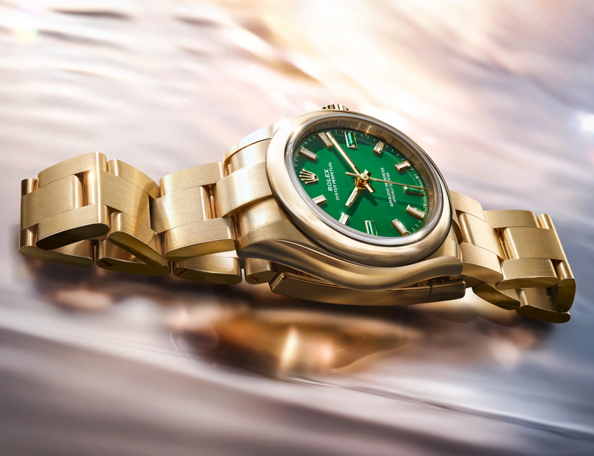 rolex-new-watches-2026-the-oyster-perpetual-28-and-34-m124205-0002-and-m276208-0002-ambiance-portrait